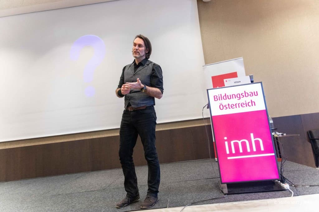 Keynote auf der Bühne bei Bildung und Bau Österreich