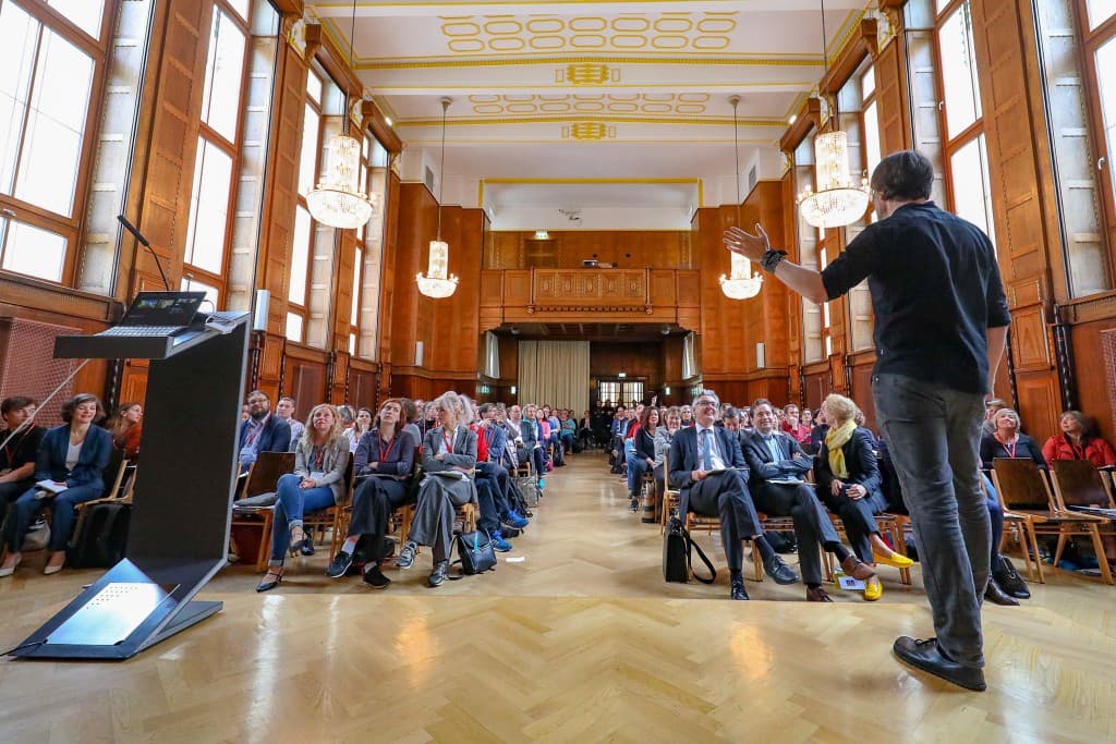 Keynote in historischem Saal vor großem Publikum